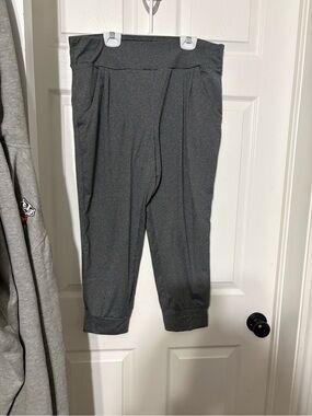 Women’s Dark Gray Pull-On Capris Pants